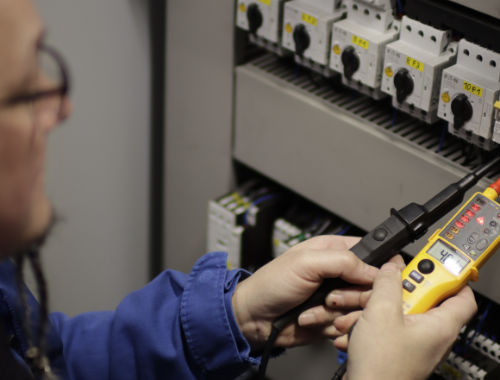 0022 – MA hält Testgerät